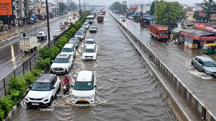 Vehicles are stuck on a flooded road after heavy rains in New Delhi. (Photo: Reuters)
