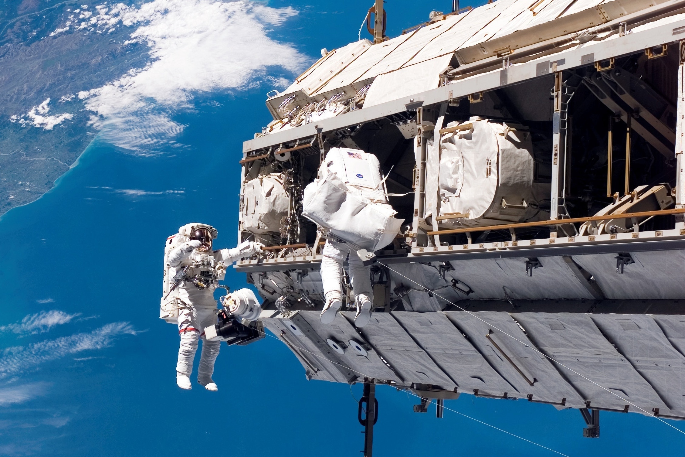 Astronauts participate in a spacewalk during construction of the ISS. (Photo: Nasa)