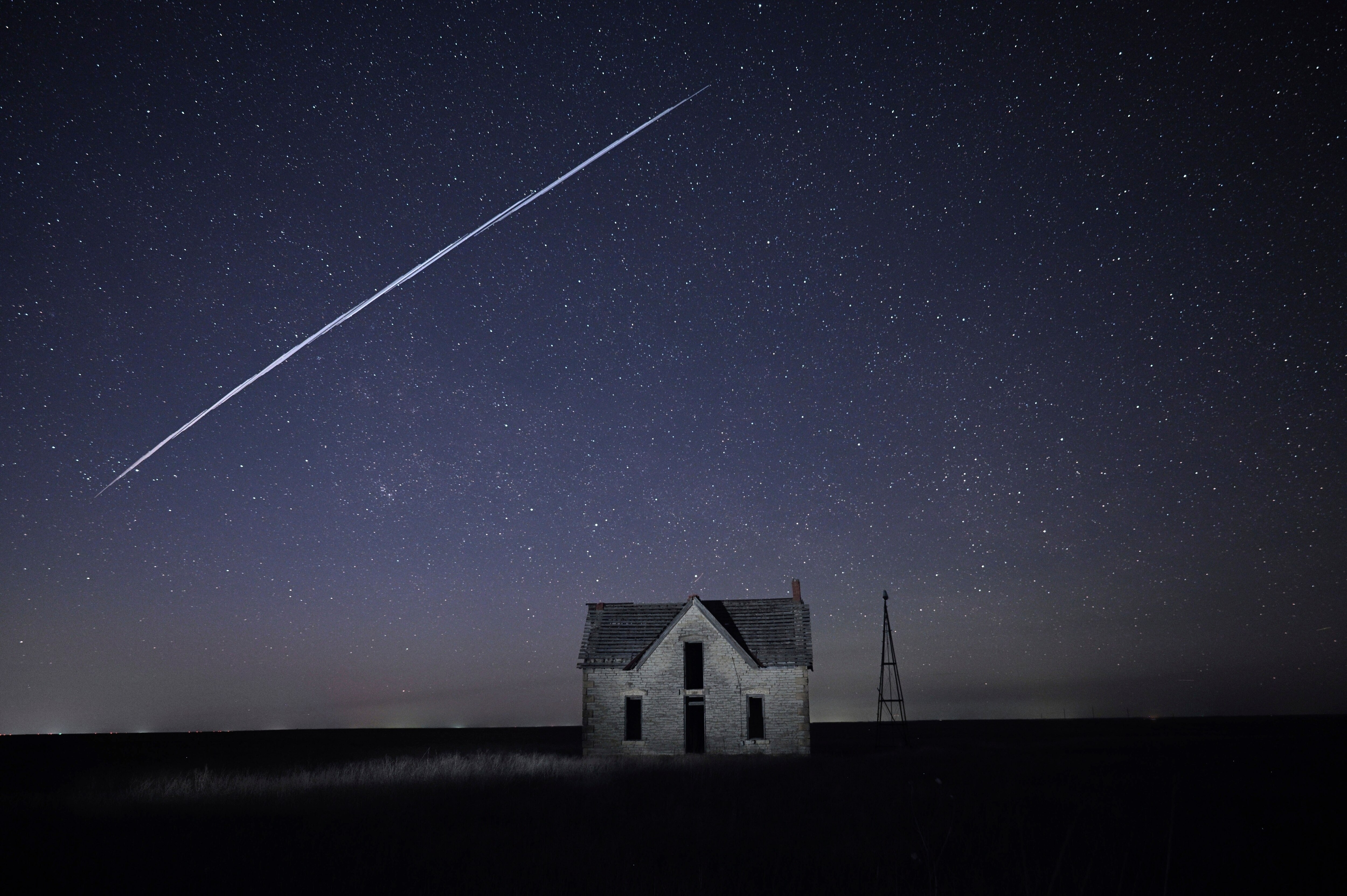 A string of SpaceX StarLink satellites passes over an old stone house in the US. (Photo: AP)