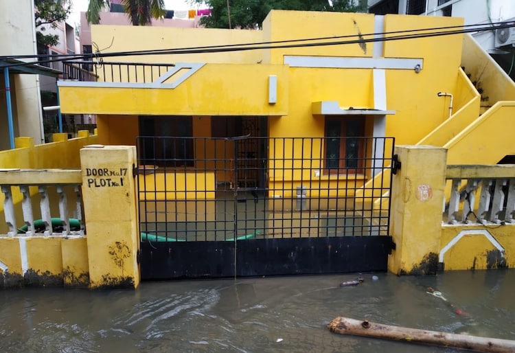 A house in a suburban part of Chennai during the 2015 floods. (Photo: X/@omjasvinMD)