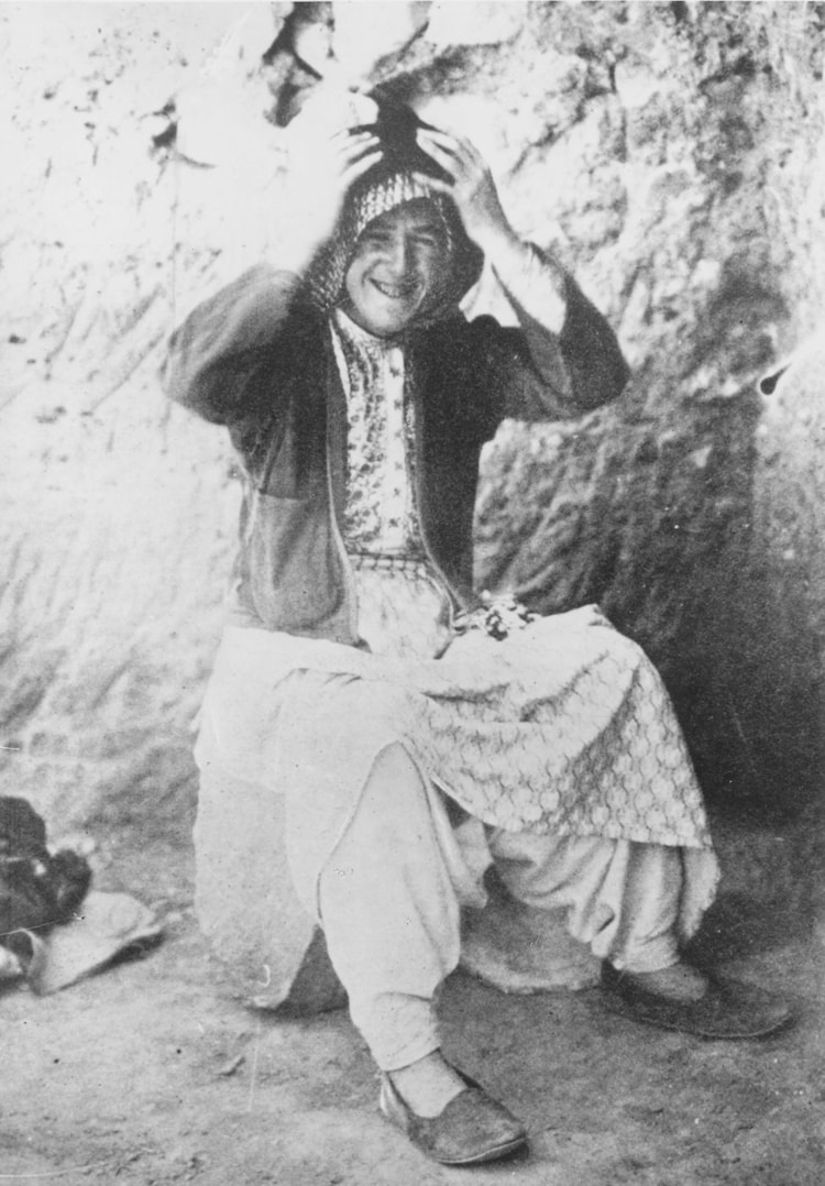 विनम्र केफ़ियेह अमेरिकी विश्वविद्यालय परिसरों में उग्र फ़िलिस्तीनी विरोध प्रदर्शन में बुना गया 3 ब्रिटिश सेना अधिकारी और पुरातत्वविद् टी.ई. लॉरेंस, उर्फ 'लॉरेंस ऑफ अरबिया', अरब पोशाक पहनते हैं, जिसमें 1918 में एक केफियेह भी शामिल है। (हल्टन आर्काइव/गेटी इमेजेज़ द्वारा फोटो)