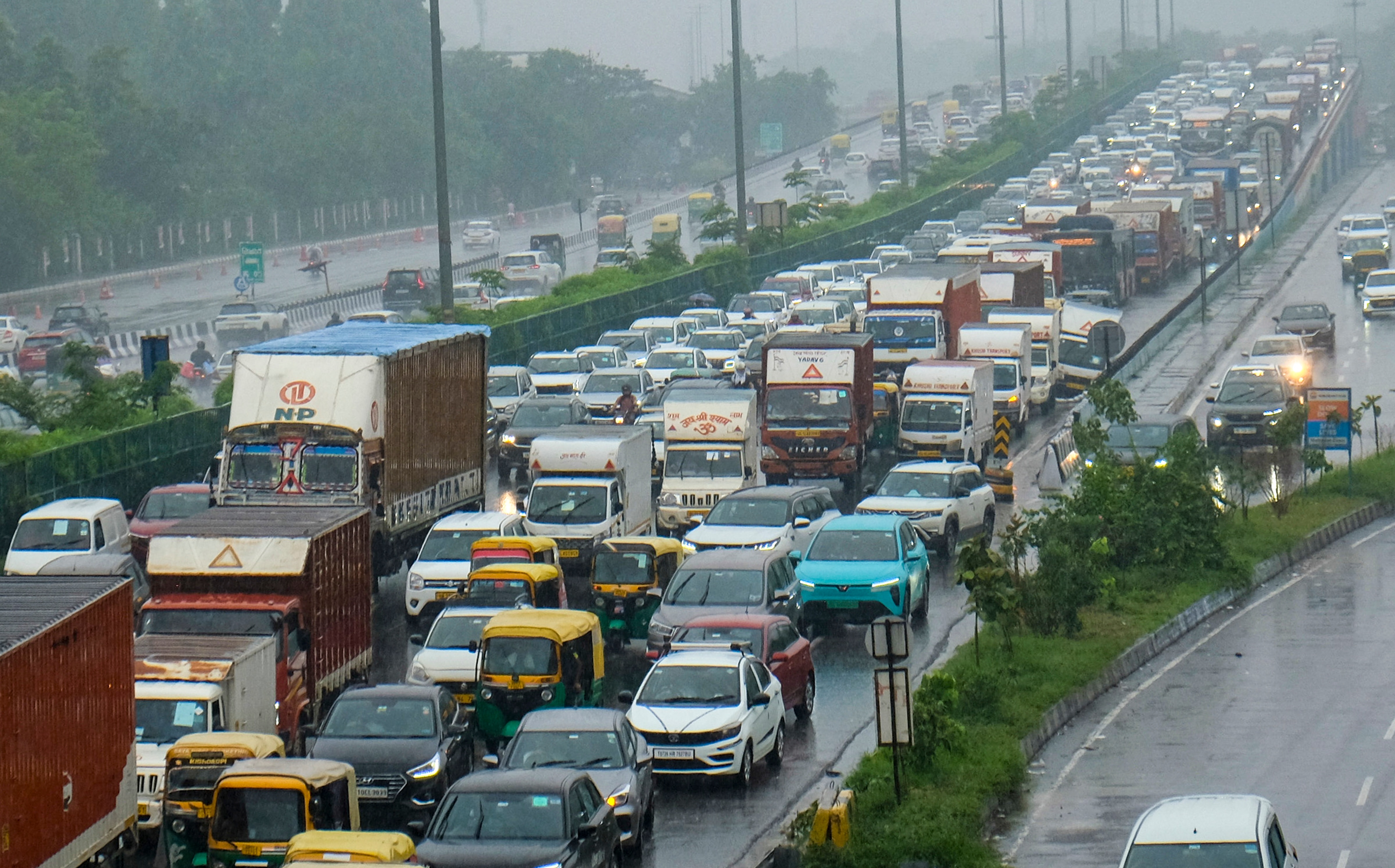 Rain caused heavy congestion on roads