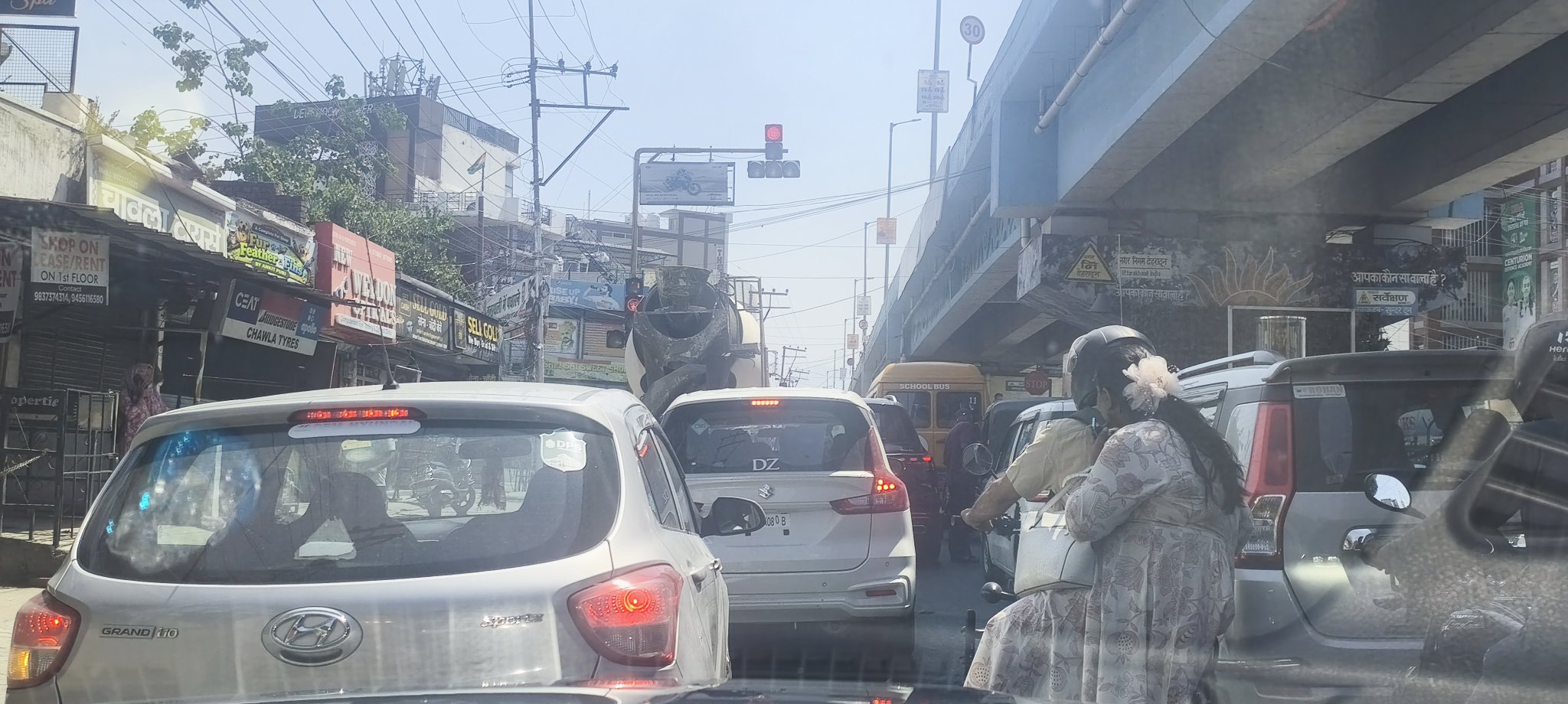 Cars stuck in traffic on a hot day in Dehradun. (Photo: X/@JVazzu85604)