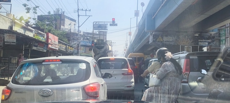 Cars stuck in traffic on a hot day in Dehradun. (Photo: X/@JVazzu85604)