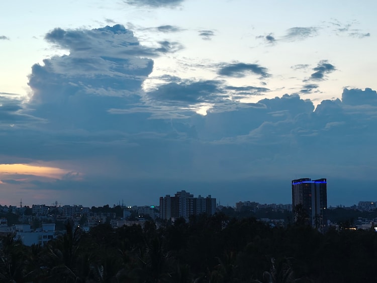 Skies are seen turning dark in Bengaluru. (Photo: X/@namma_vjy)