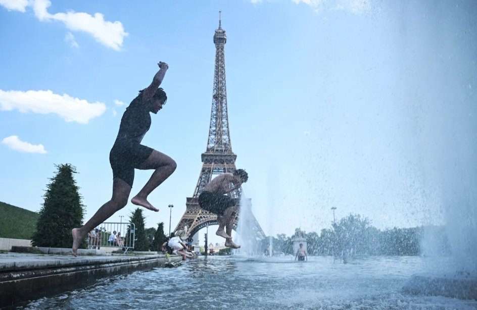 People in Paris cool down in the water during an ongoing heatwave. (Photo: AFP)