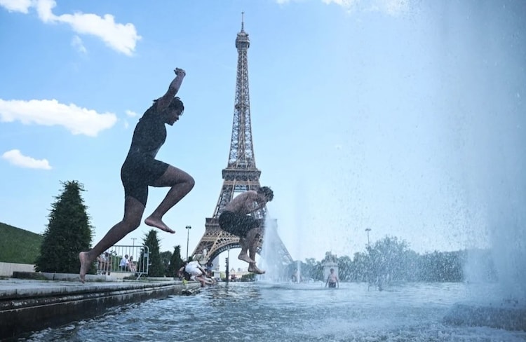People in Paris cool down in the water during an ongoing heatwave. (Photo: AFP)