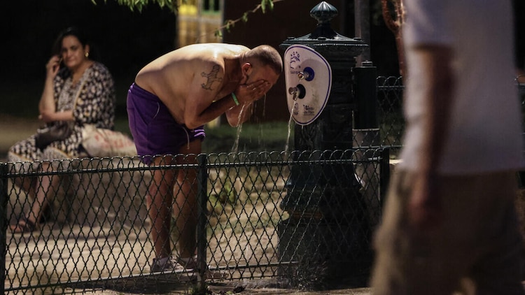 A man in Paris washes his face during an ongoing heeatwave. (Photo: X)