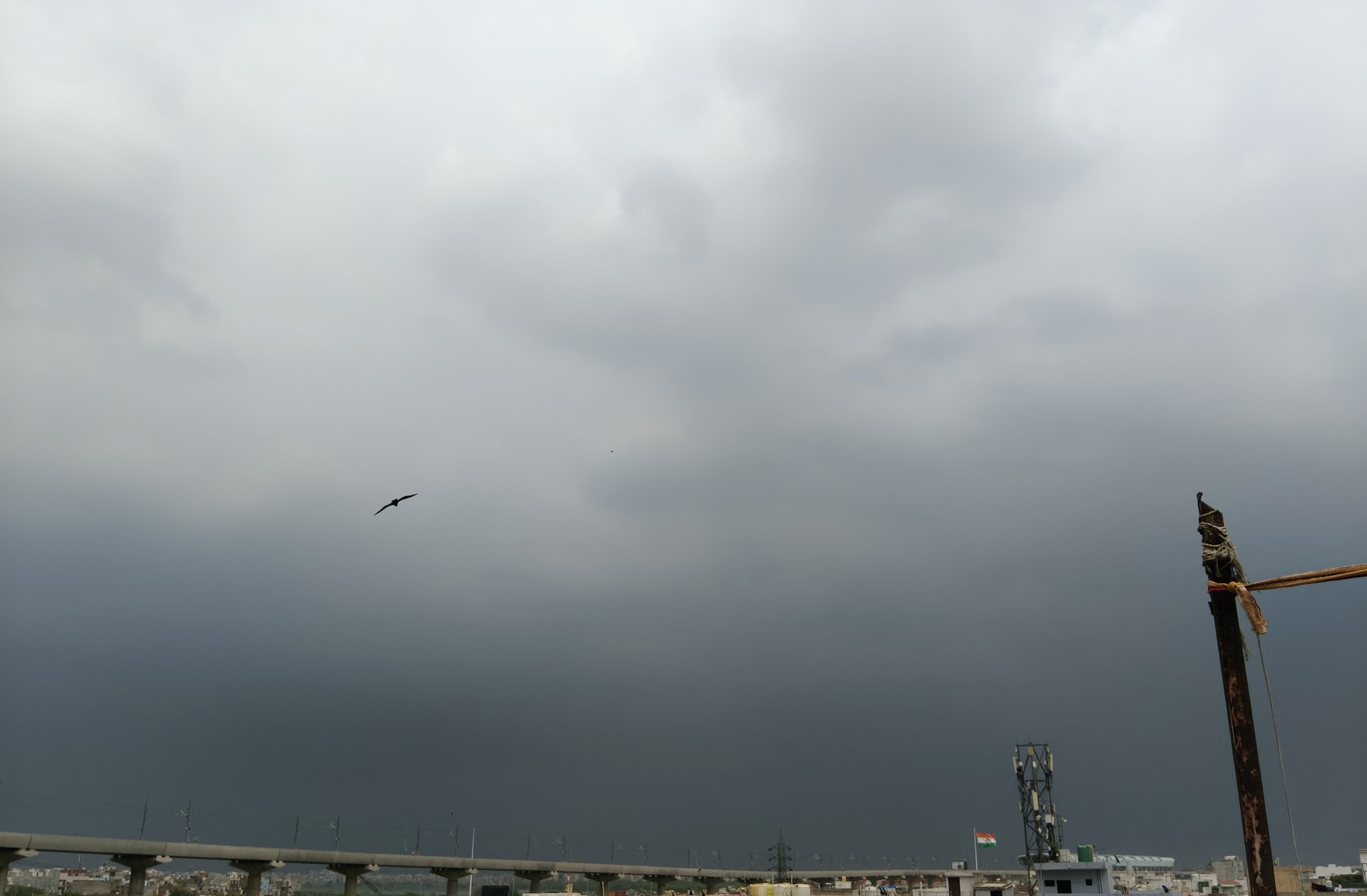 An overcast sky is seen on Noida. (Photo: X)