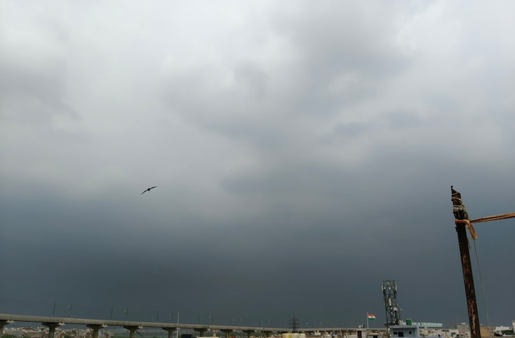 An overcast sky is seen on Noida. (Photo: X)