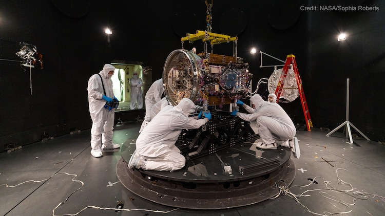 An image of technicians working on the spacecraft before launch. (Photo: Nasa)