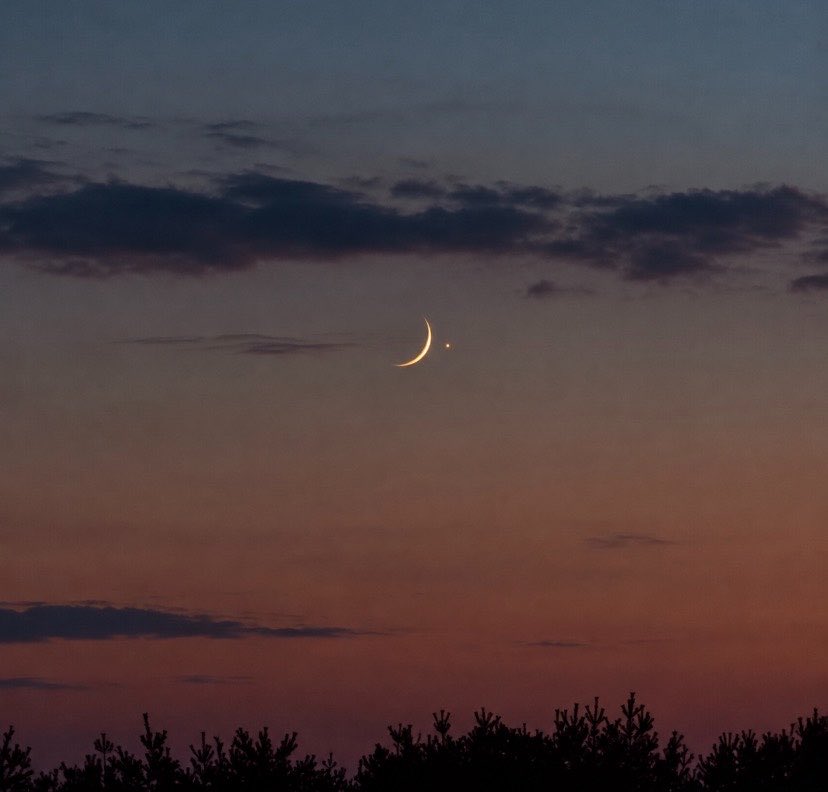 The occultation between the Venus and Moon is seen during a sunset. (Photo: X)