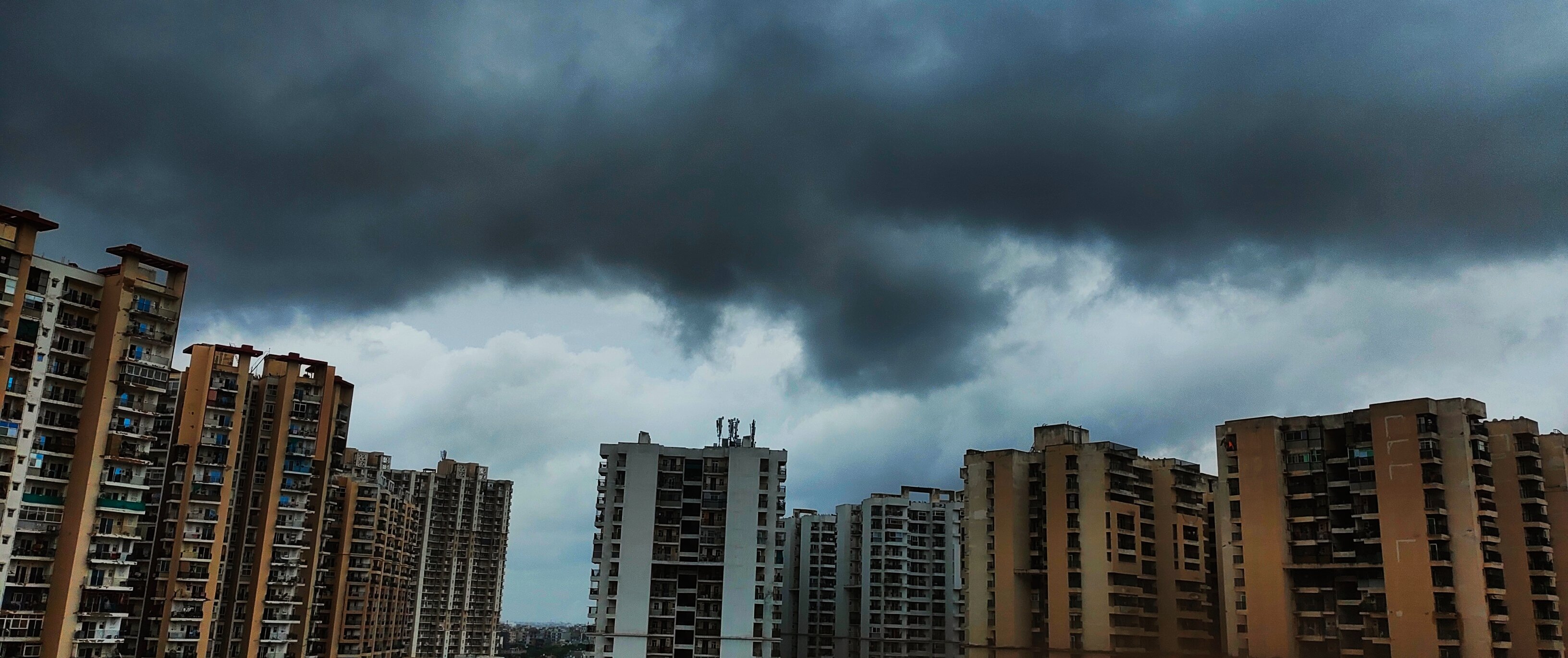 An overcast sky is seen in Delhi on Saturday, September 26, morning. (Photo: X/@ThunderWildWx)