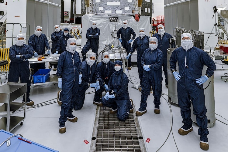 An image of the team of technicians working on Nasa's Nancy Grace Roman Telescope. (Photo: Nasa)