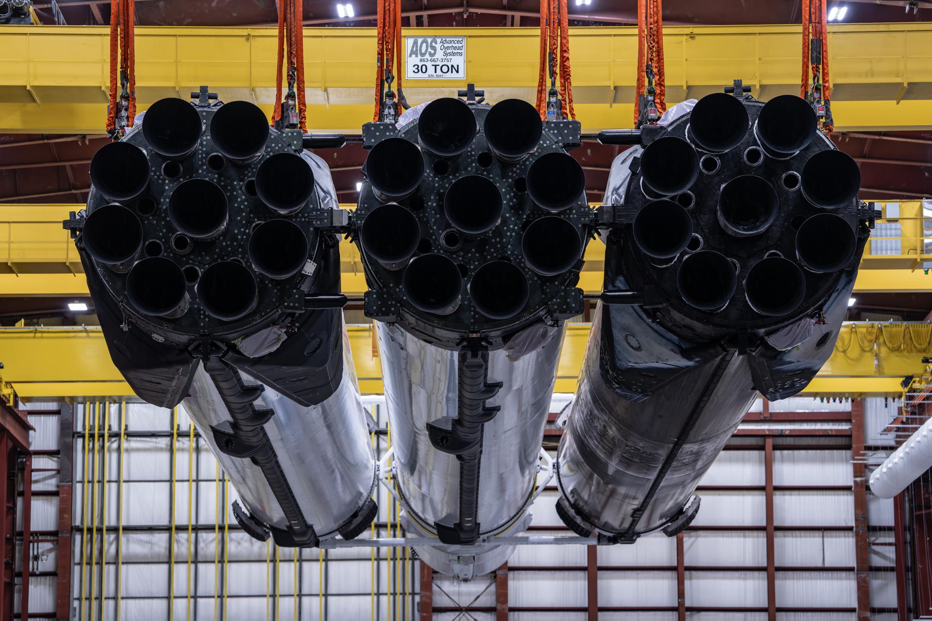 Teams continue launch preparations on the SpaceX Falcon Heavy. (Photo: Nasa)