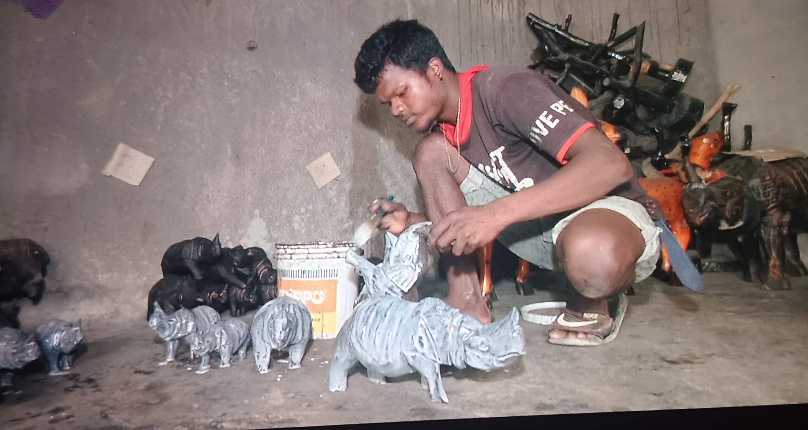 Pengrajin sedang bekerja