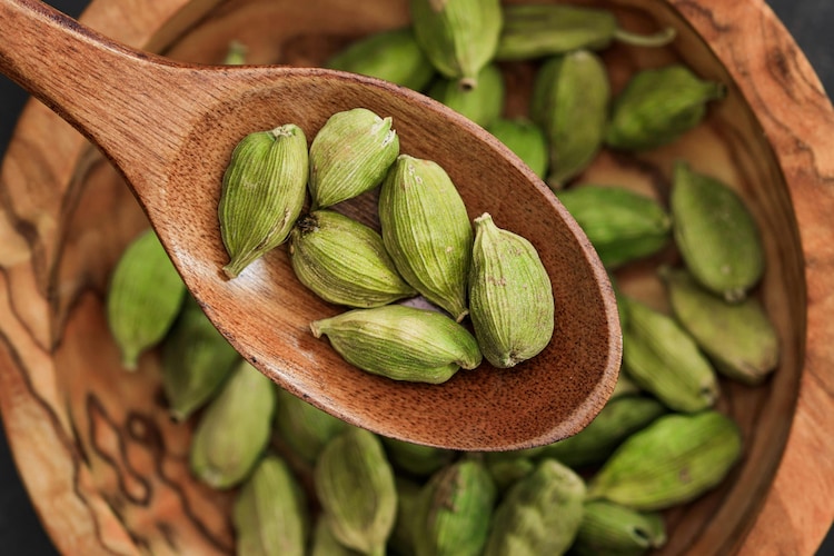 An image of a wooden spoon holding fresh green cardamom. (Photo: Pexels)