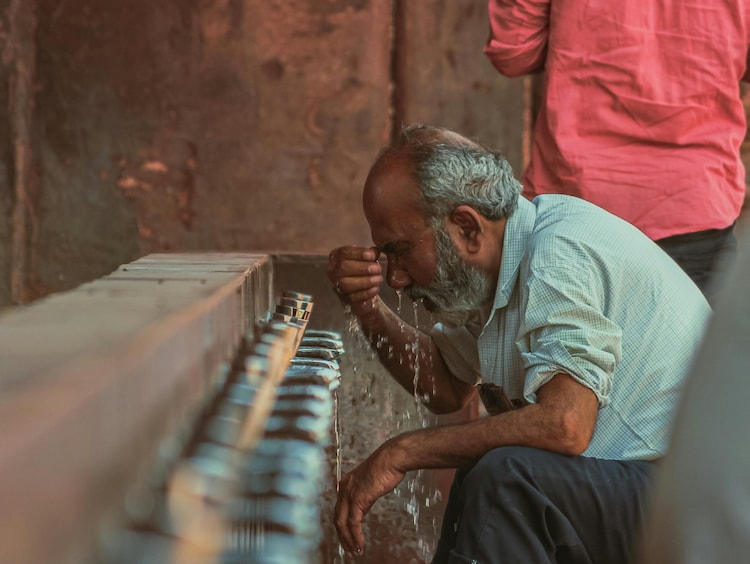 A man washes his face with water during an ongoing heatwave in New Delhi. (Photo: PTI)