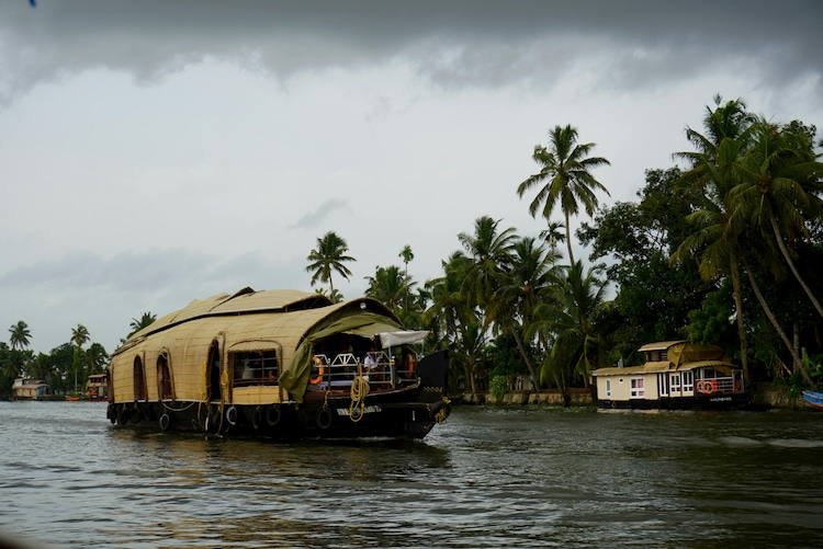 A traditional Kerala houseboat carry tourists through backwaters. (Photo: Pexels)