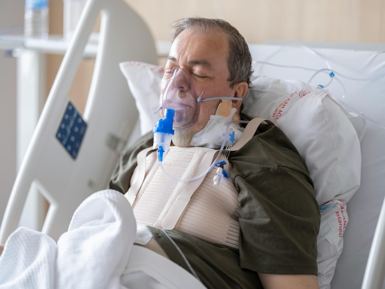 An elderly man lies in a hospital bed wearing an oxygen mask for medical care. (Representational Photo: Pexels)