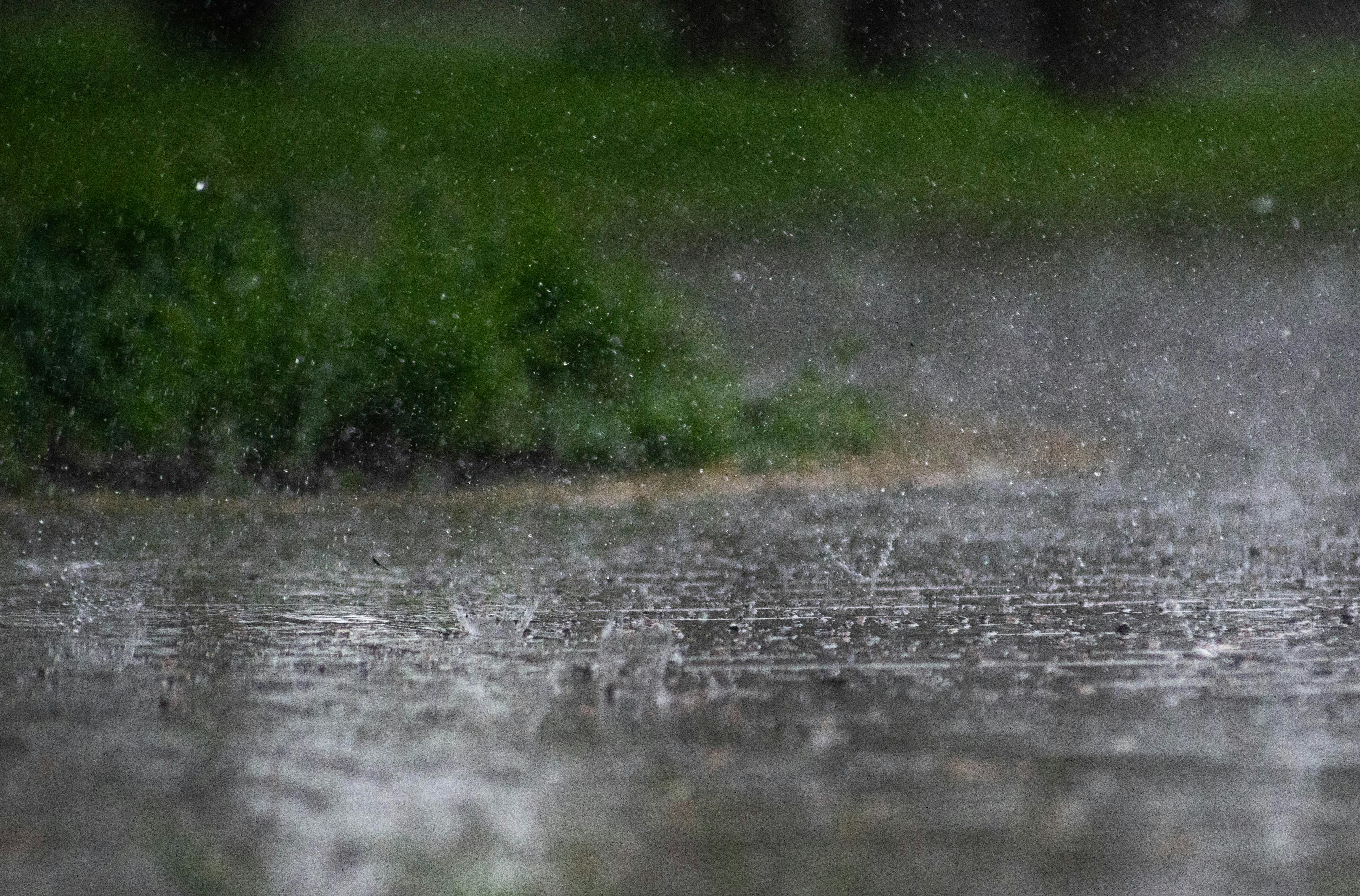 A close up of rain falling on the ground. (Photo: Pexels)