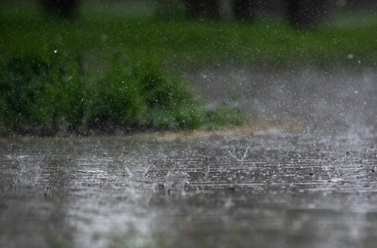 A close up of rain falling on the ground. (Photo: Pexels)