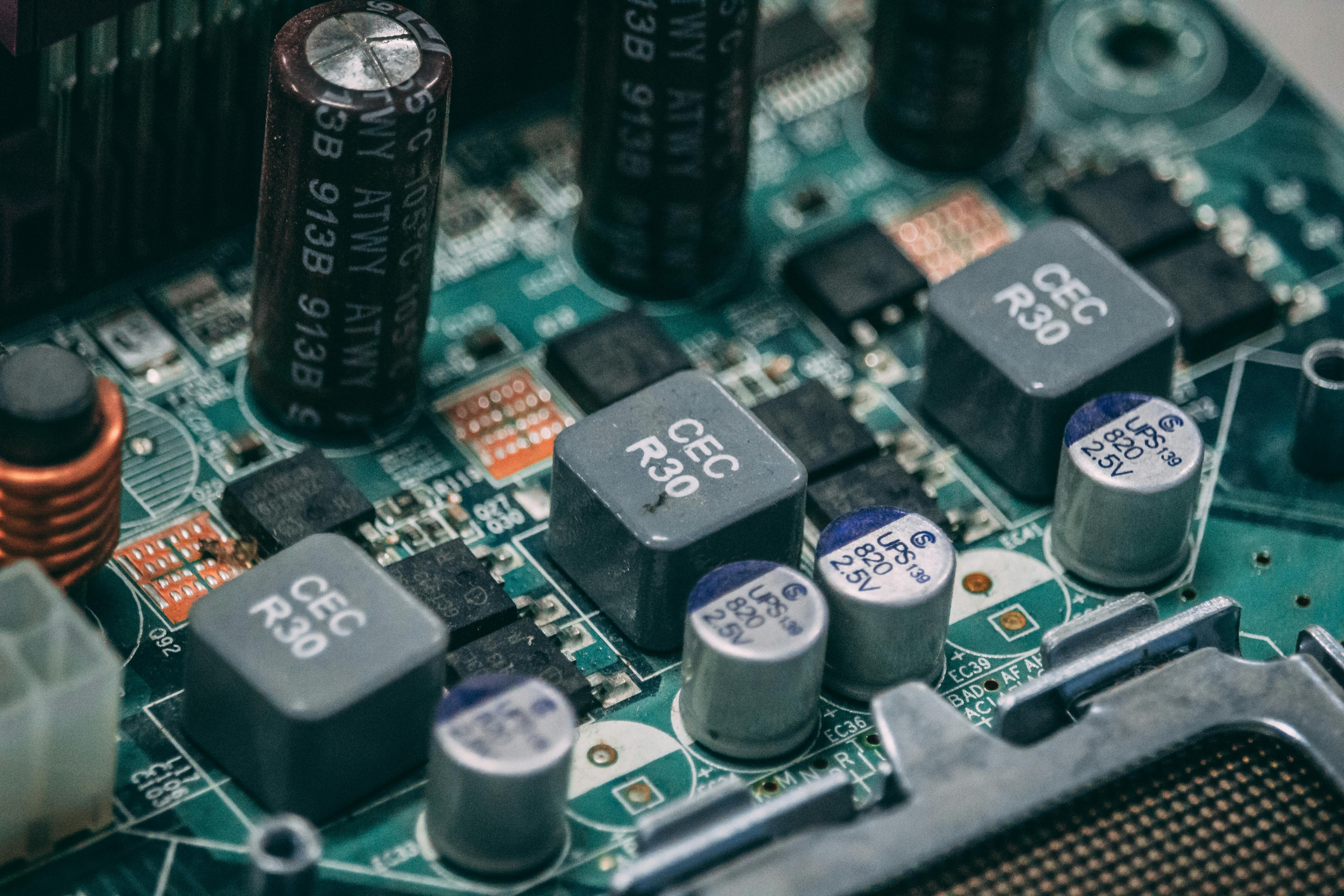 Electronic components on a circuit board showcasing capacitors and semiconductors. (Photo: Pexels)