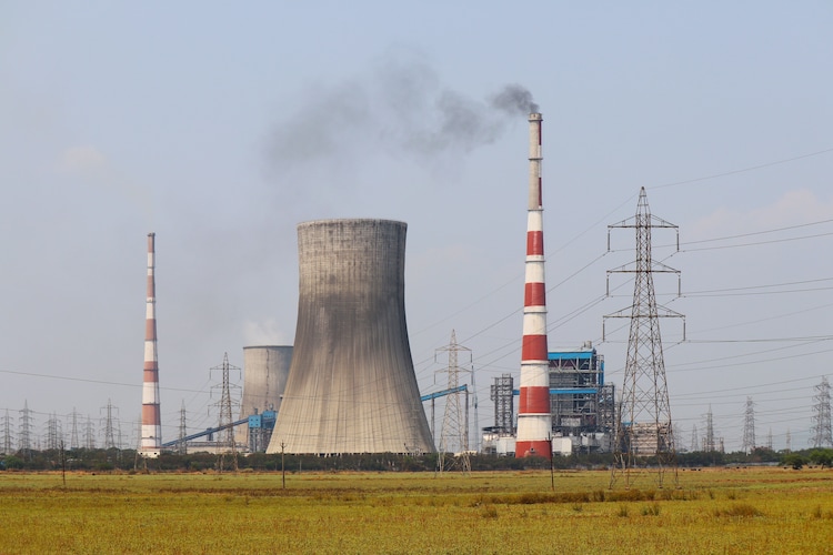 Smoke billows out of a coal power plant in Vijayawada, India. (Photo: Pexels)