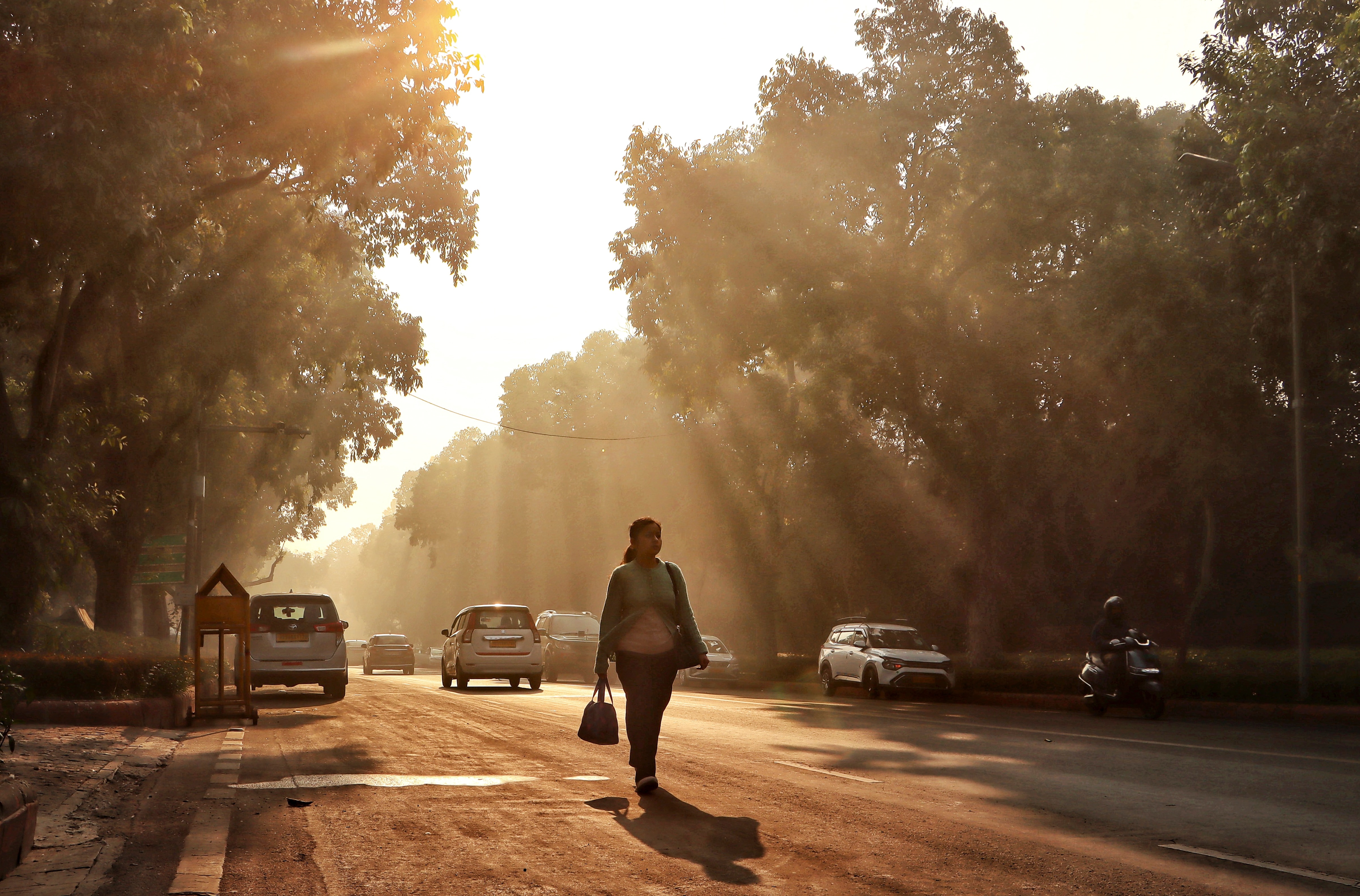 Commuters make their way during a smoggy morning in New Delhi. (Photo: PTI)