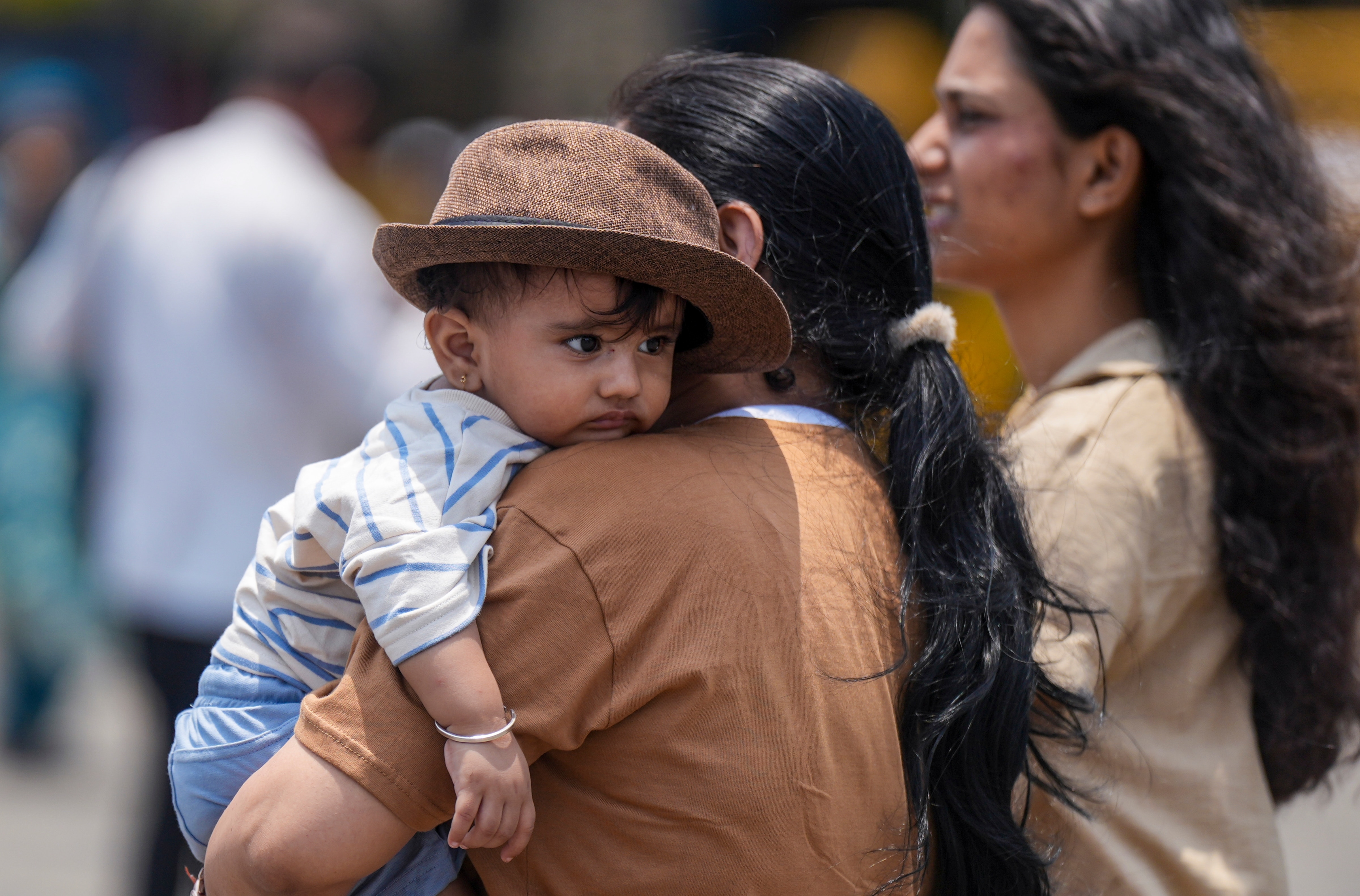 A woman covers a child amid heat during the summer season, in Mumbai, Maharashtra. (Photo: PTI)