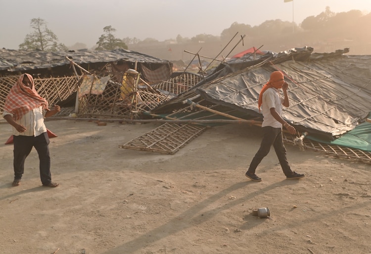 Commuters make their way through a dust storm, in Prayagraj, Uttar Pradesh. (Photo: PTI)