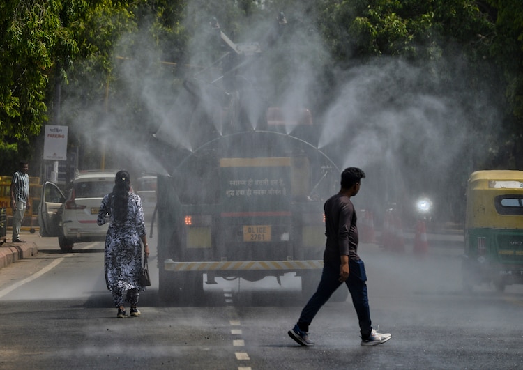 Anti-smog guns being used to spray water droplets to curb air pollution. (Photo: PTI)