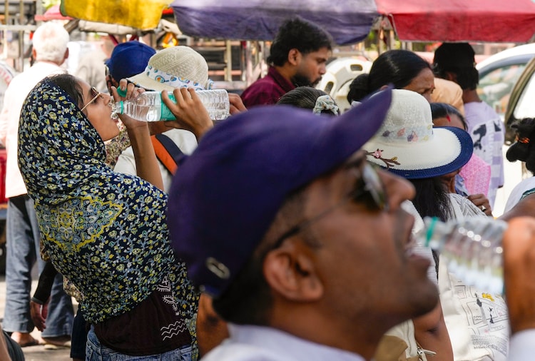 People hydrate themselves during a heatwave in New Delhi. (Photo: PTI)