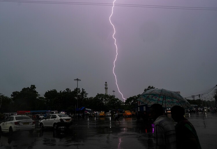 Lightning streaks across the sky during rain over the city.(Photo: PTI)