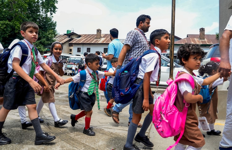 Authorities changed the school timings due to prolonged heatwave in Srinagar, Kashmir. (Photo: PTI)