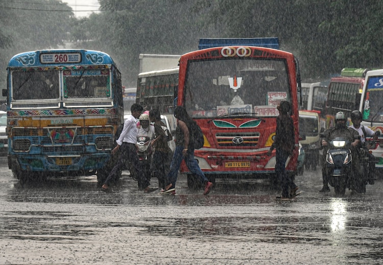 Vehicles ply amid heavy rain. (Photo: PTI)