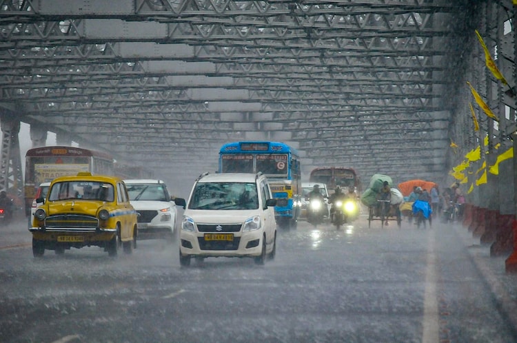 Vehicles move across Howrah Bridge amid heavy rain. (Photo: PTI)