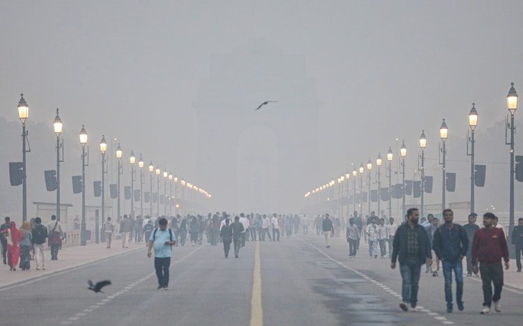 Smog engulfs Kartavya Path as people take a stroll. (Photo: PTI)