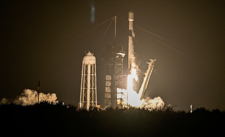 A SpaceX Falcon 9 rocket lifts off from Kennedy Space Center. (Photo: Reuters)