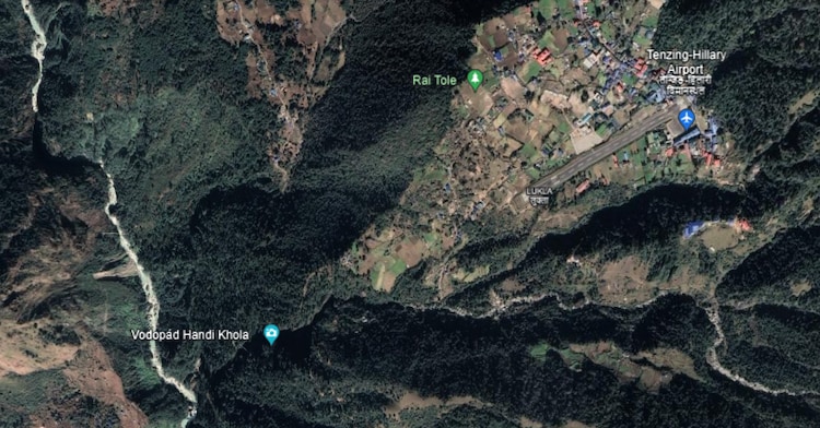 नेपाल के हवाई अड्डे पायलटों के लिए क्यों मुश्किल हैं? नहीं, यह सिर्फ़ इलाके की वजह से नहीं है 1 नेपाल के लुक्ला हवाई अड्डे का रनवे, जिसे दुनिया के सबसे खतरनाक हवाई अड्डों में से एक माना जाता है, बेहद छोटा है और एक खड़ी ढलान पर स्थित है। छोटे टर्बोप्रॉप विमानों द्वारा संचालित यह हवाई अड्डा ऊबड़-खाबड़ इलाकों से घिरा हुआ है।