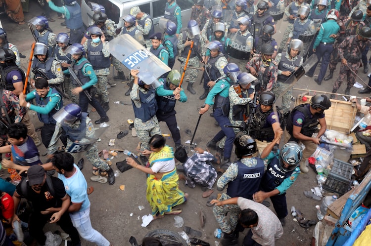 Bangladesh Police brutally cracked down on supporters of Hindu monk Chinmoy Krishna Das at the Chattogram court premises on Tuesday. (AP photo)