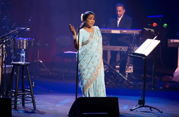 A picture of Asha Bhosle performing on stage (Photo: Instagram/Asha Bhosle)