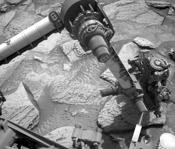 Curiosity rover got stuck in a rock on Mars for five days. How Nasa got ...