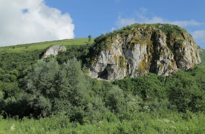 The exterior of Chagyrskaya Cave in Siberia where the tooth was discovered. (Photo: Reuters)