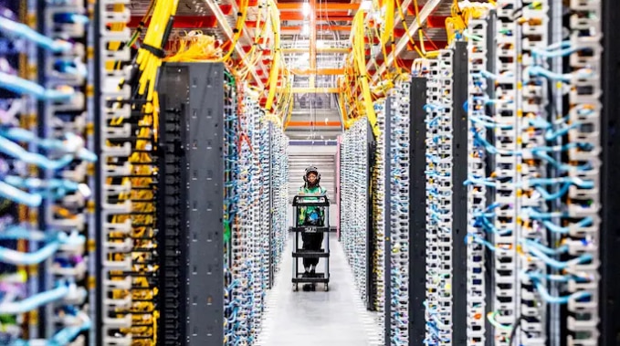 A technician works at an AI data center. (Photo: AP)