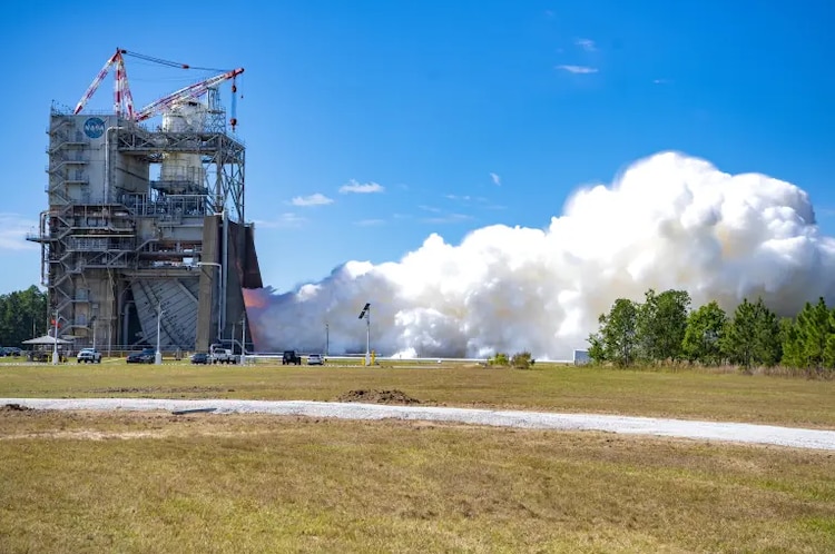 A large plume of smoke is seen during the test of RS-25 engine. (Photo: Nasa)