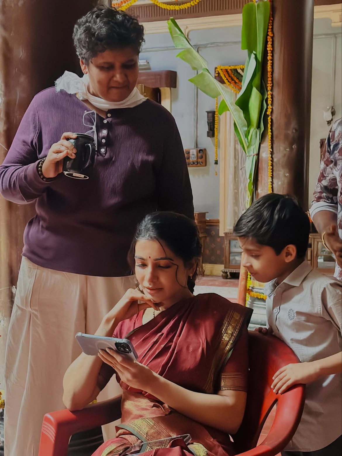 Director Nandini Reddy with Samantha during the shooting of Maa Inti Bangaram (Photo: Instagram/Nandureddy)