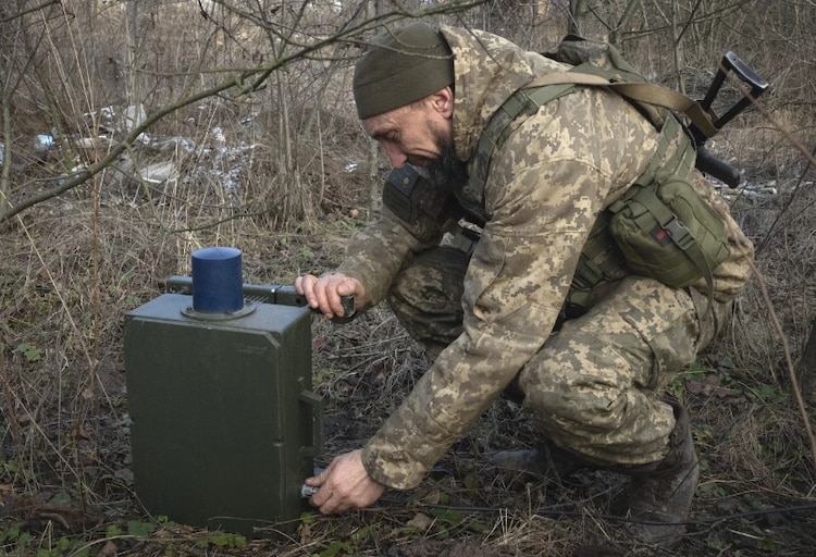 Ukrainian forces are increasingly resorting to an age-old tactic -- intelligence gleaned from radio intercepts -- in a desperate effort to preserve their most vital resources. (Photo: AP)