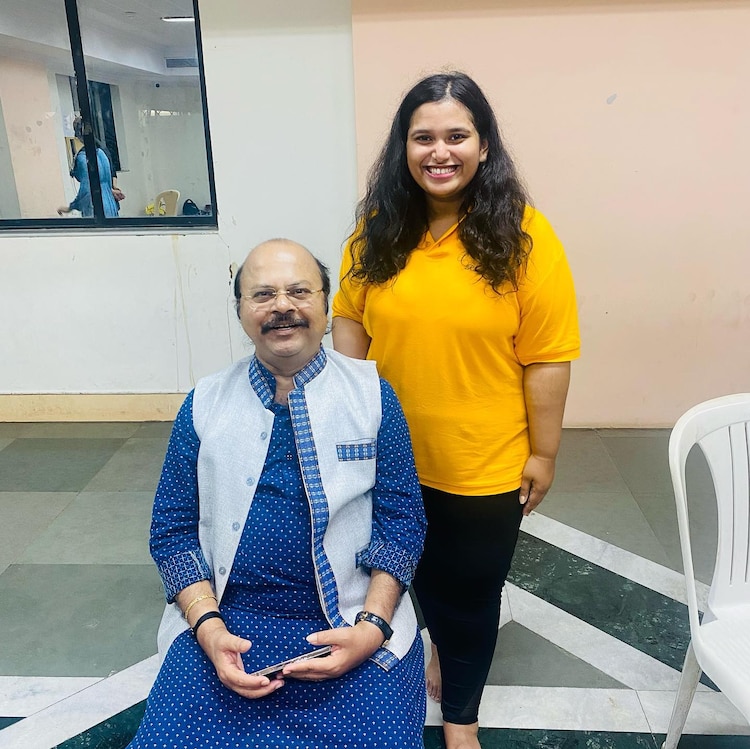 Waman Kendre (Left) with a student. (Credit: Instagram/@filmysitaara)