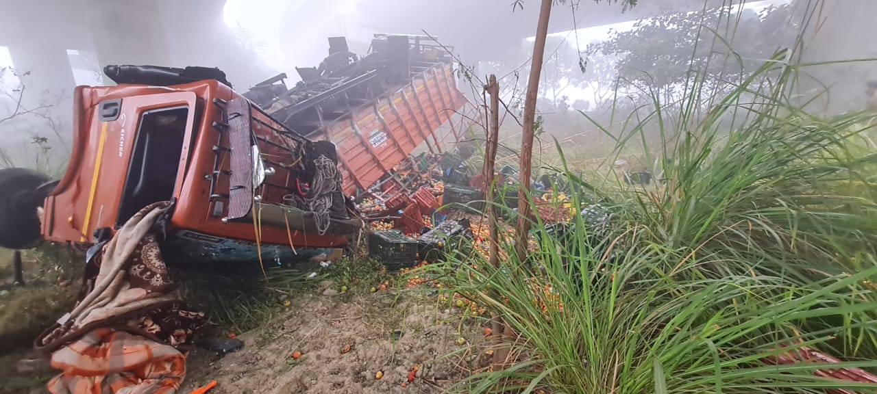 2 injured as eicher canter falls from Yamuna Expressway due to dense fog near Greater Noida